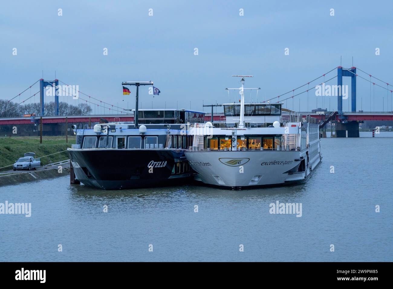 Acqua alta sul Reno vicino a Duisburg, navi da crociera fluviali, MS Otello e Excellence Queen, ormeggiate nel porto di Ruhrort, nel canale Vincke, Friedrich-E. Foto Stock