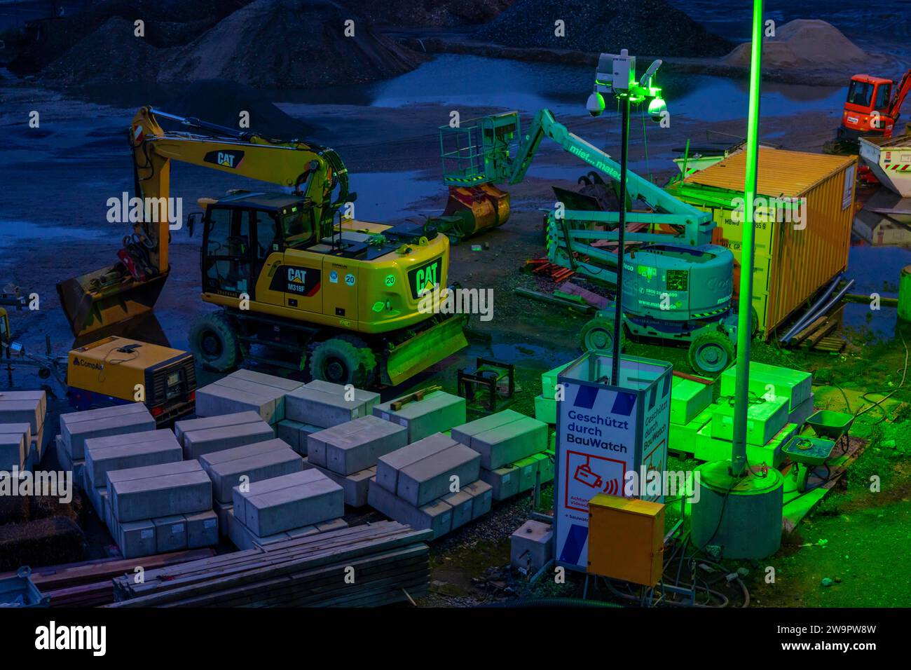 Cantiere, materiale da costruzione, utensili da costruzione, attrezzature da costruzione, protetto da BauWatch, sorveglianza video, oggetto nel li verde Foto Stock