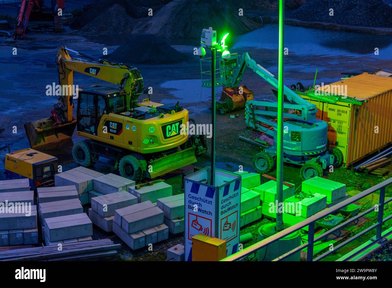 Cantiere, materiale da costruzione, utensili da costruzione, attrezzature da costruzione, protetto da BauWatch, sorveglianza video, oggetto nel li verde Foto Stock