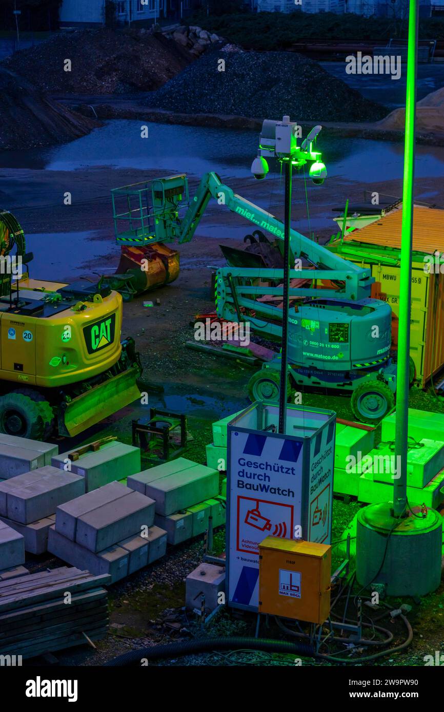 Cantiere, materiale da costruzione, utensili da costruzione, attrezzature da costruzione, protetto da BauWatch, sorveglianza video, oggetto nel li verde Foto Stock