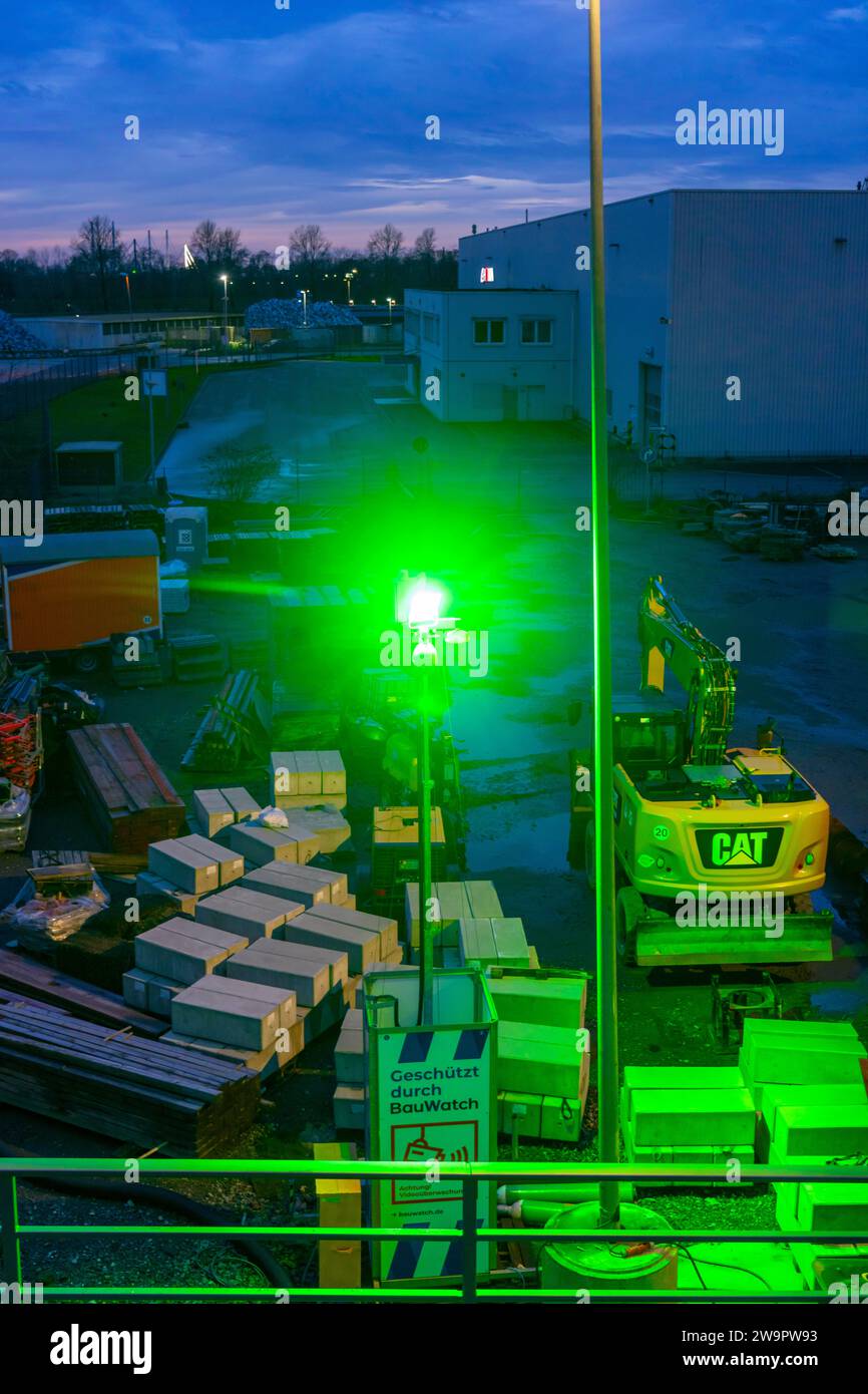 Cantiere, materiale da costruzione, utensili da costruzione, attrezzature da costruzione, protetto da BauWatch, sorveglianza video, oggetto nel li verde Foto Stock