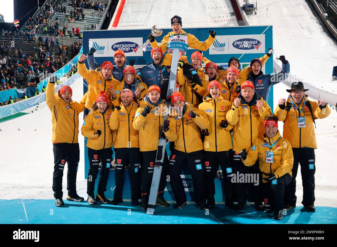 Oberstdorf, Deutschland. 29 dicembre 2023. Team-Jubel ist der schönste Jubel: DAS Trainer- und Funktionsteam feiert mit den Skispringern den Tagessieg von Andreas Wellinger (SC Ruhpolding) beim Auftaktspringen der 72. Vierschanzentournee Oberstdorf Credit: dpa/Alamy Live News Foto Stock