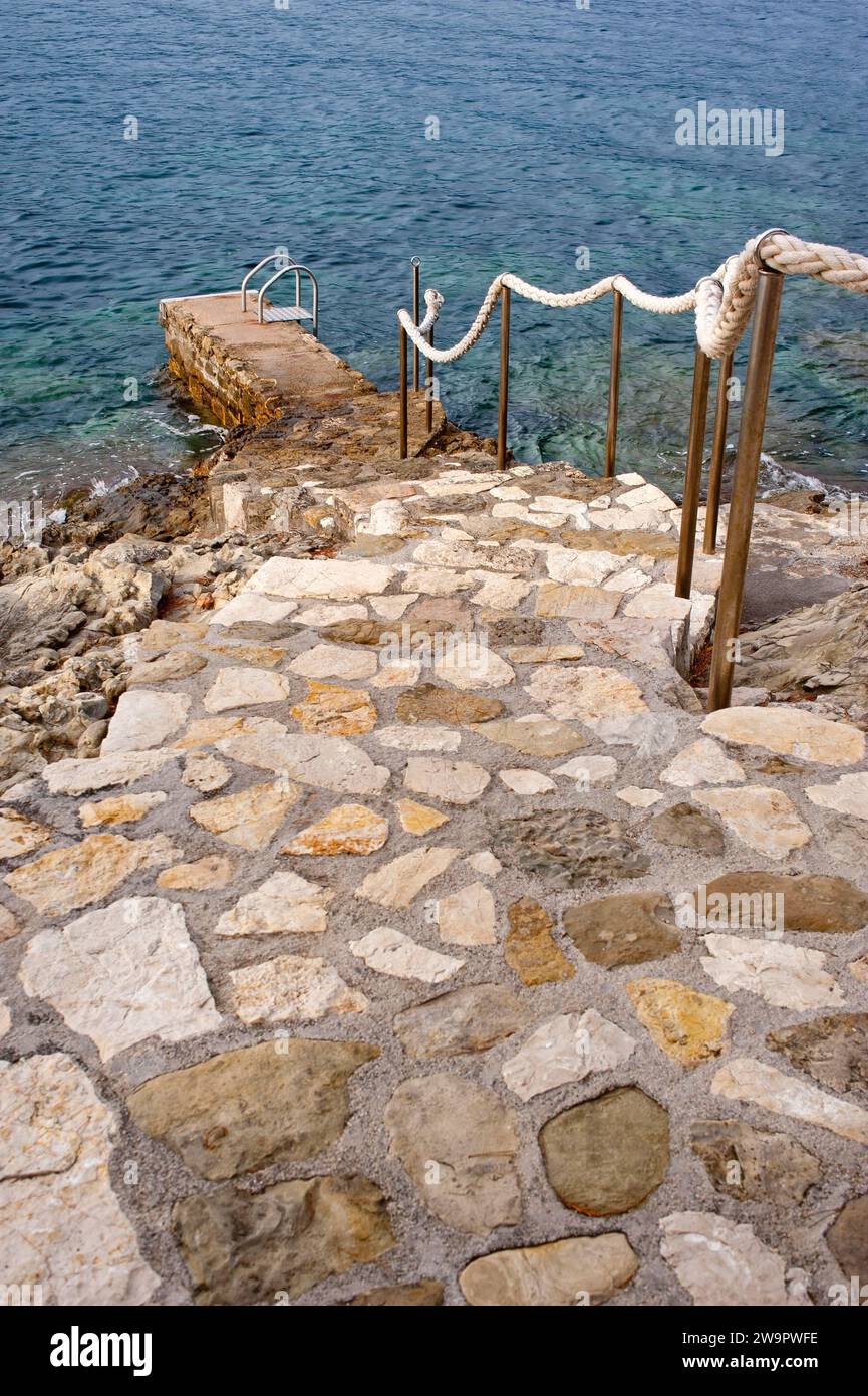 Passerella che conduce al mare, scale, pietre, arenaria, bagni, sentiero, Mediterraneo, Mediterraneo, Nobody, Costa azzurra, sud della Francia, Francia Foto Stock