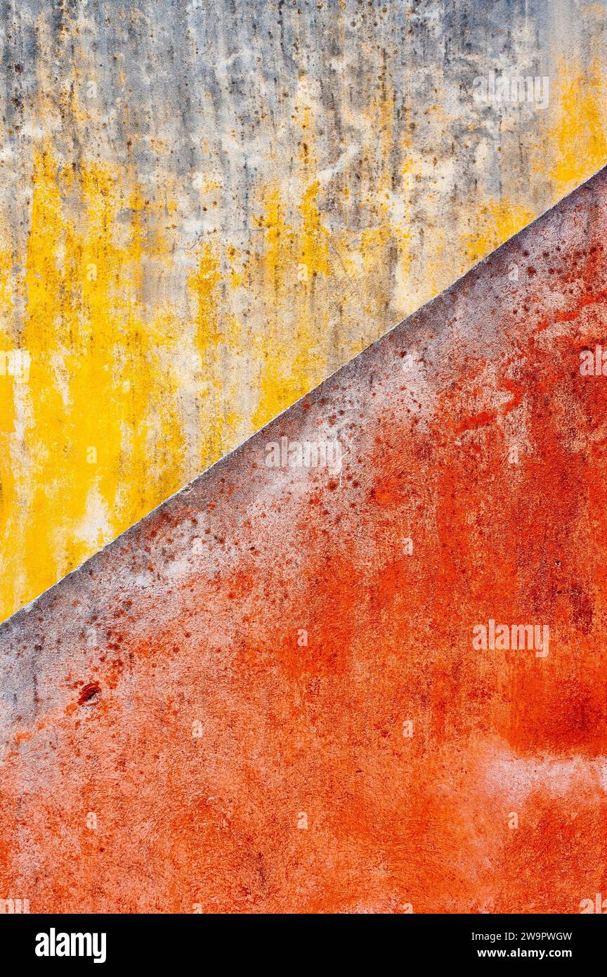 Parete in gesso rosso e giallo, sfondo, consistenza, chiuso, edificio antico, colorato, contrasto, contrasto colore, colore, colore Foto Stock