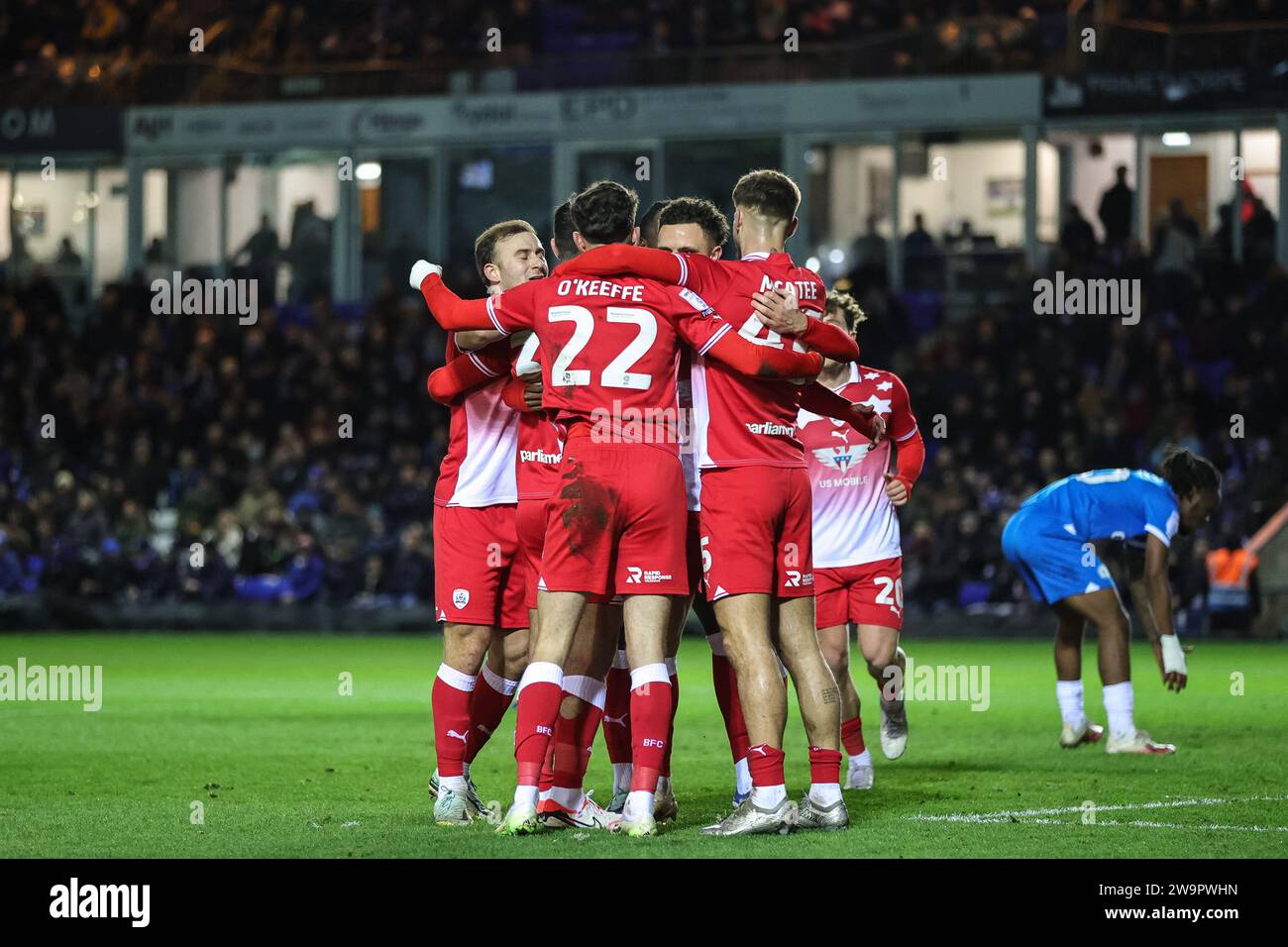 Devante Cole n. 44 di Barnsley celebra il suo obiettivo di raggiungere il 0-2 con i compagni di squadra durante la partita della Sky Bet League 1 Peterborough United vs Barnsley al Weston Homes Stadium, Peterborough, Regno Unito, 29 dicembre 2023 (foto di Mark Cosgrove/News Images) Foto Stock