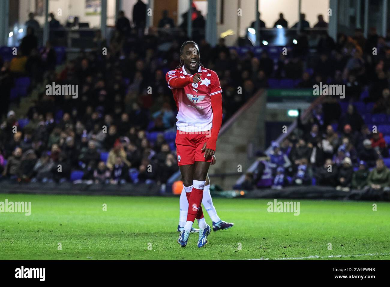 Peterborough, Regno Unito. 29 dicembre 2023. Devante Cole n. 44 di Barnsley celebra il suo obiettivo di raggiungere il 0-2 durante la partita di Sky Bet League 1 Peterborough United vs Barnsley al Weston Homes Stadium di Peterborough, Regno Unito, il 29 dicembre 2023 (foto di Mark Cosgrove/News Images) a Peterborough, Regno Unito il 12/29/2023. (Foto di Mark Cosgrove/News Images/Sipa USA) credito: SIPA USA/Alamy Live News Foto Stock