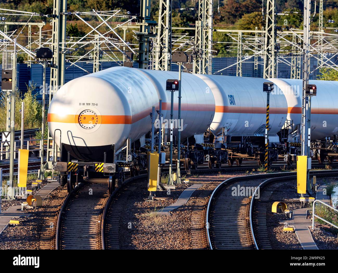 I carri armati della GATX Rail Europe vengono automaticamente assemblati nello stabilimento di formazione dei treni di DB Cargo a Halle, Halle, 04 09 2023 Foto Stock