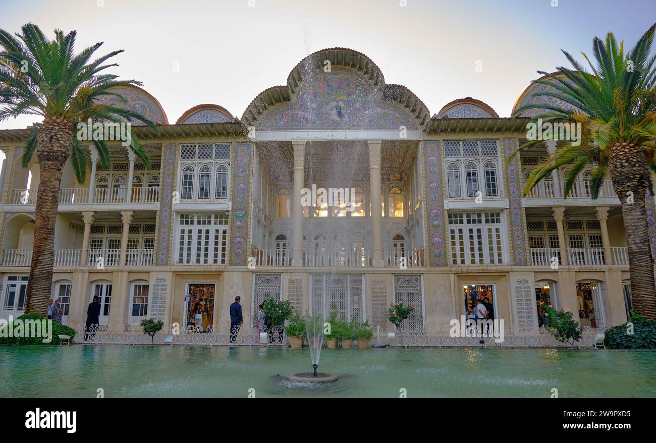 Shiraz, Iran - 06.26.2023: Casa Narenjestan Qavam a shiraz. Vista dall'angolo basso durante il tramonto. Foto Stock