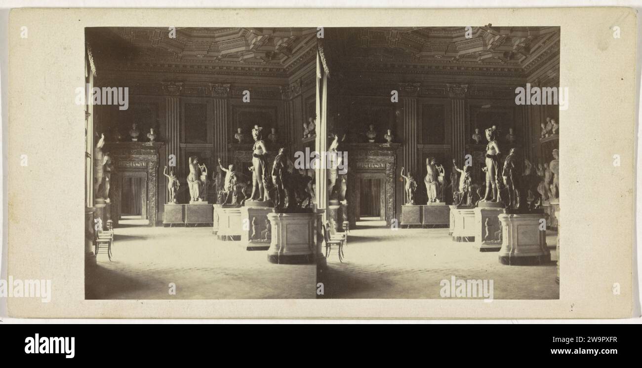 Sala con immagini su piedistalli, c. 1865 - c. 1920 carta stereografica sconosciuta. supporto fotografico. stampa di albumi di cartone Foto Stock