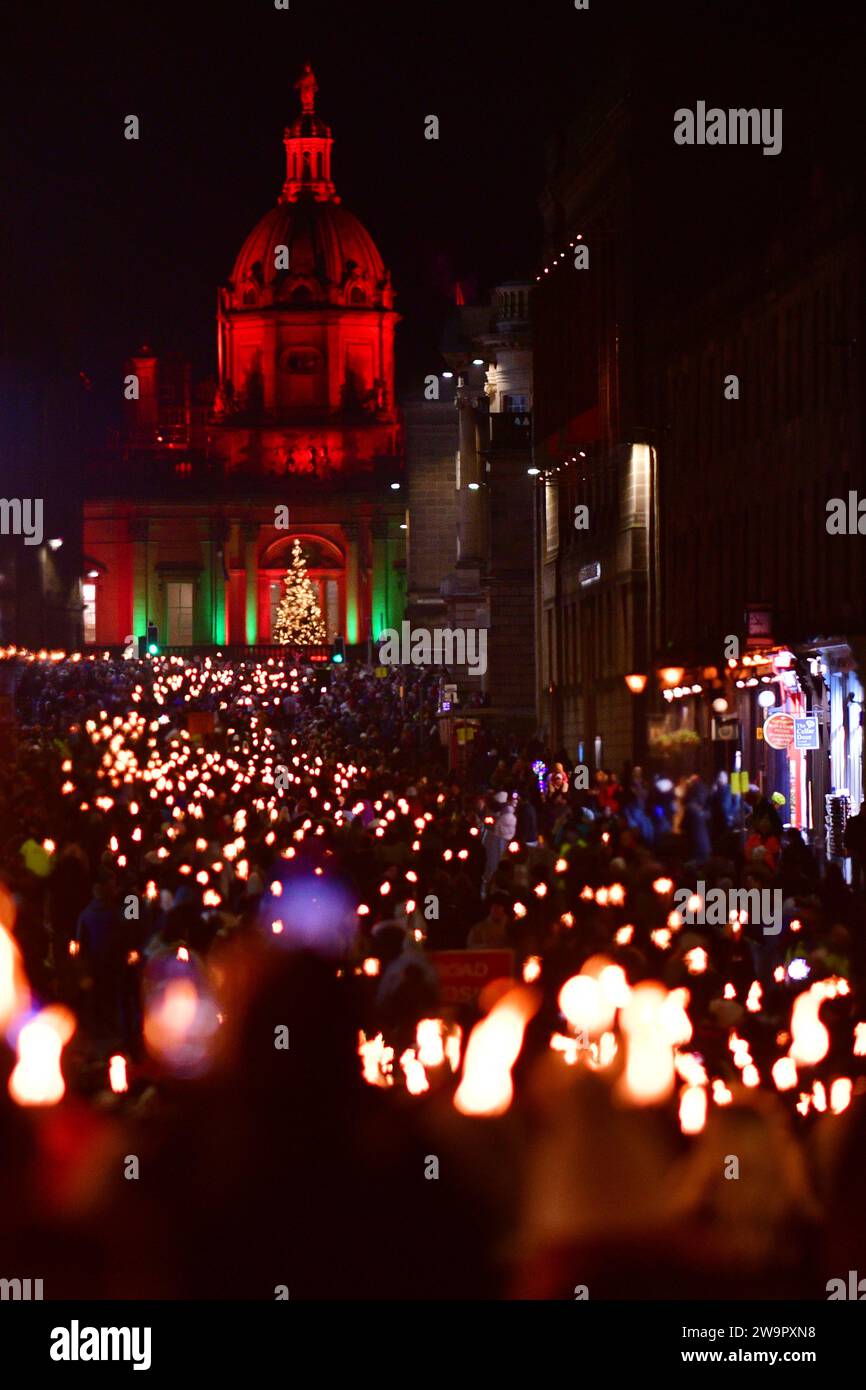 Edimburgo Scozia, Regno Unito 29 dicembre 2023. La processione delle Torchlight attraverso il centro di Edimburgo come parte delle celebrazioni di Capodanno. credit sst/alamy live news Foto Stock