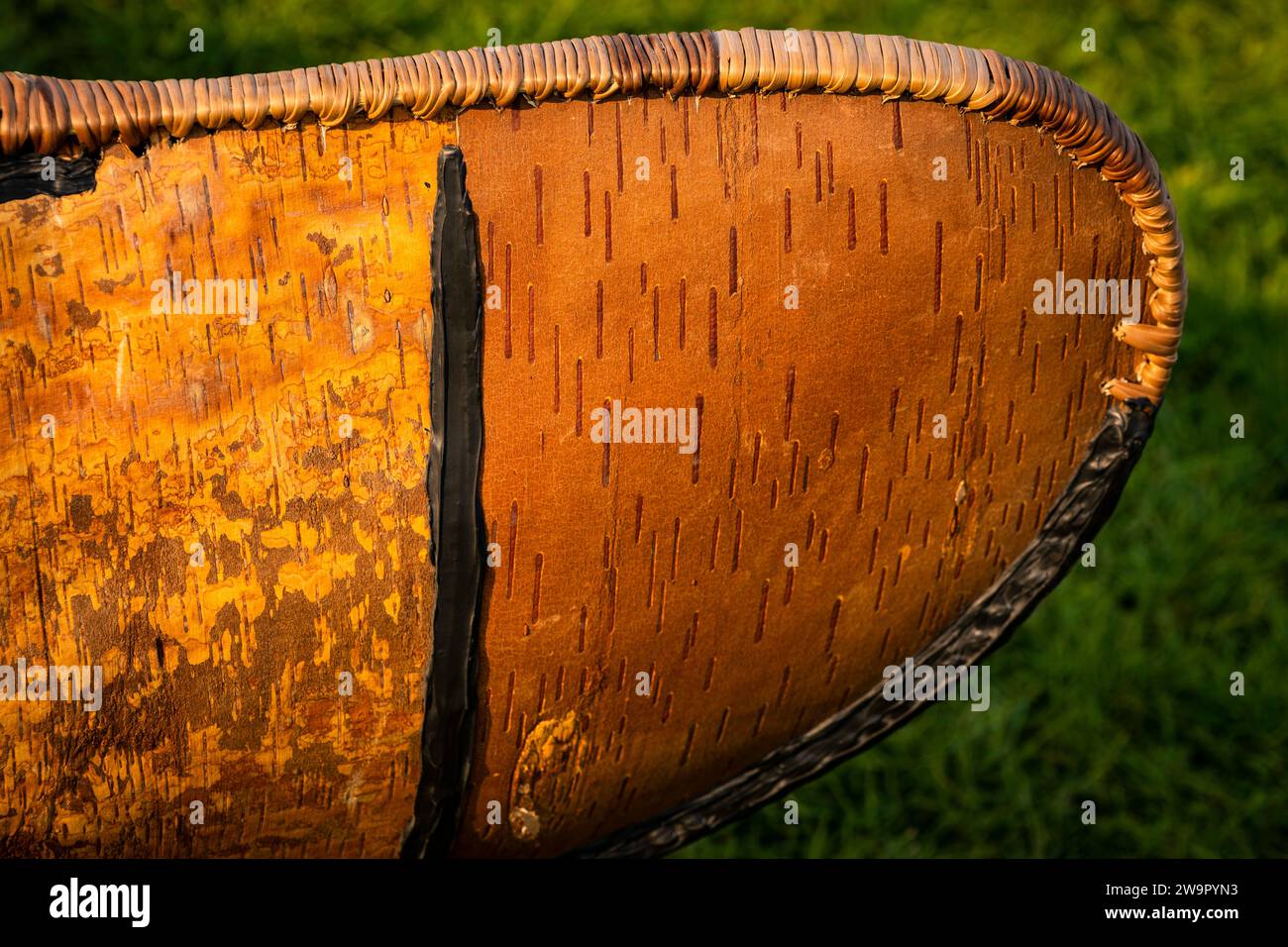 Una tradizionale canoa di corteccia di betulla della nuova Scozia costruita da Todd Labrador, l'unico costruttore di canoe mi'kmaw praticante. Foto Stock