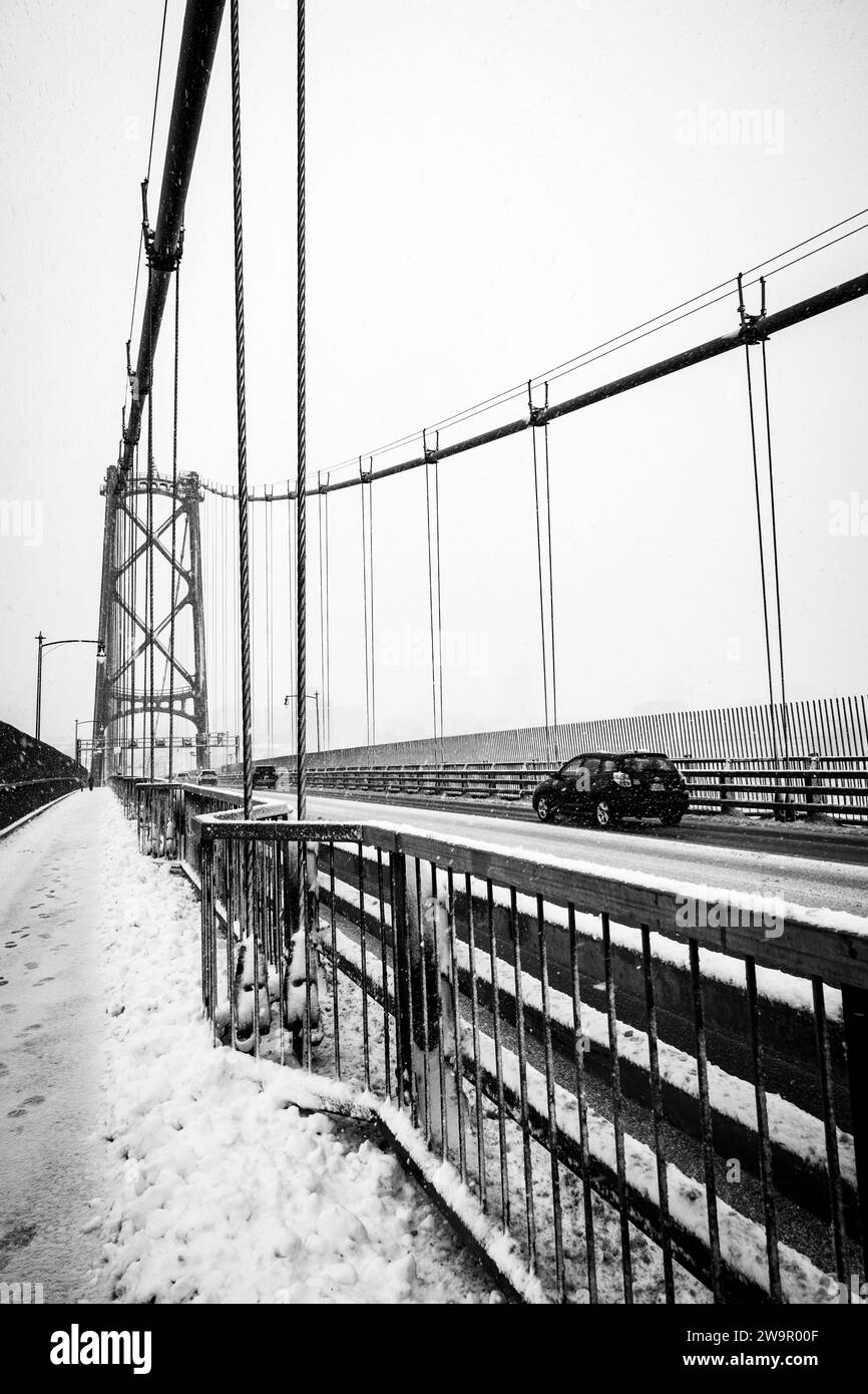 Auto che attraversano il ponte Angus L Macdonald sul porto durante una tempesta di neve ad Halifax, nuova Scozia, Canada. Foto Stock