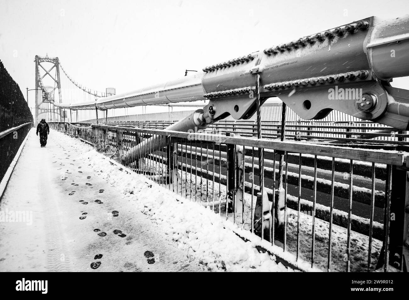 Attraversamento pedonale del ponte Angus L Macdonald durante una tempesta di neve ad Halifax, nuova Scozia, Canada. Foto Stock