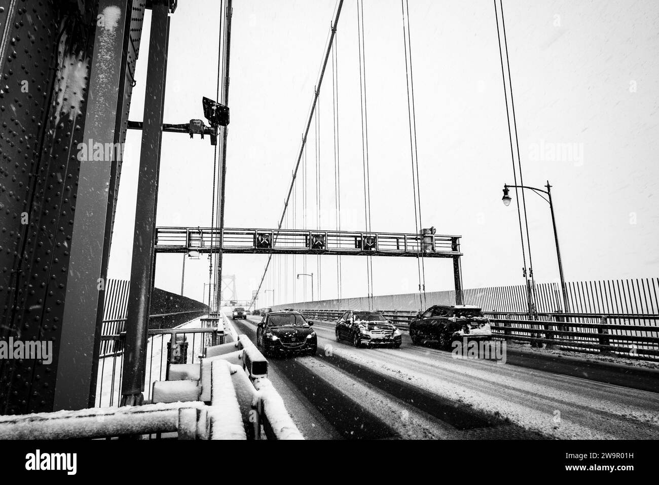 Auto che attraversano il ponte Angus L Macdonald sul porto durante una tempesta di neve ad Halifax, nuova Scozia, Canada. Foto Stock