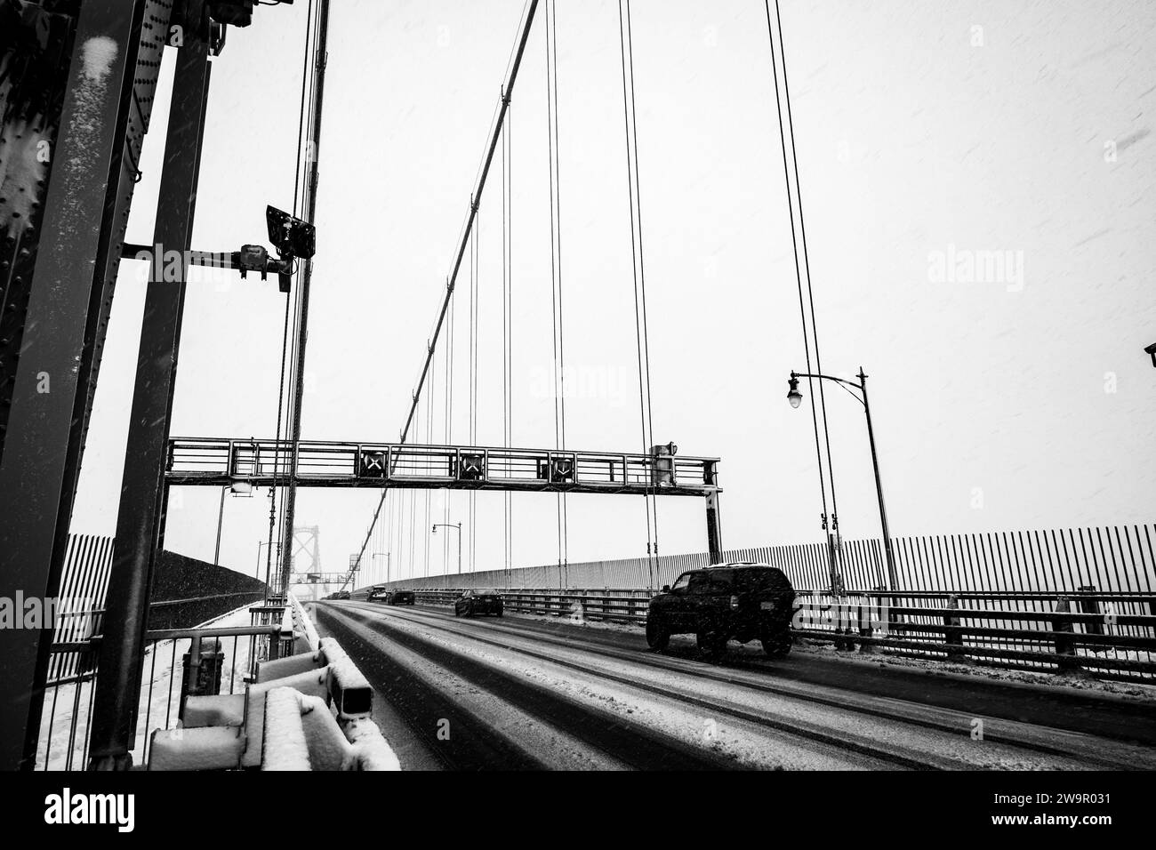 Auto che attraversano il ponte Angus L Macdonald sul porto durante una tempesta di neve ad Halifax, nuova Scozia, Canada. Foto Stock