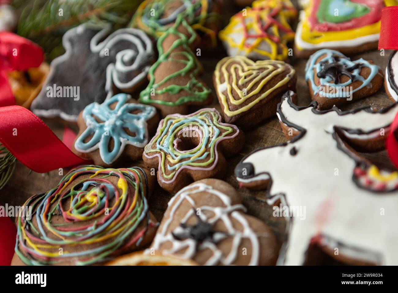 Biscotti smaltati. Dolci per Natale. Dolcezza glassata Foto Stock