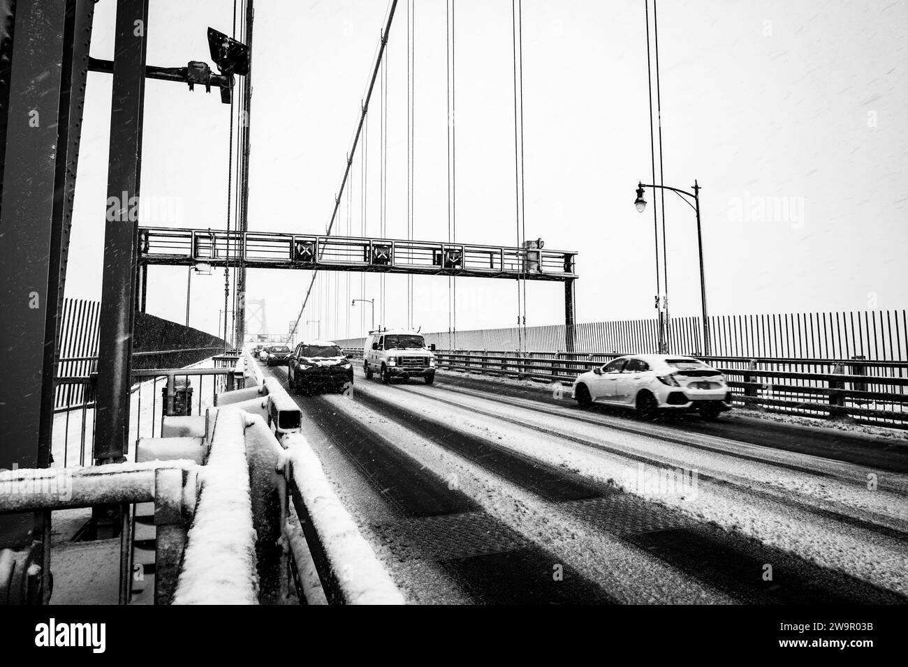 Auto che attraversano il ponte Angus L Macdonald sul porto durante una tempesta di neve ad Halifax, nuova Scozia, Canada. Foto Stock