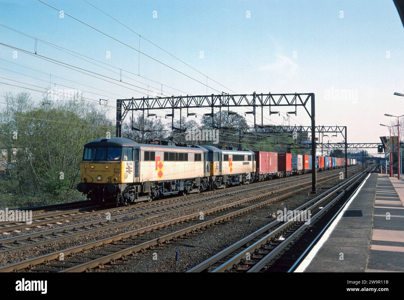 Un paio di locomotive elettriche di classe 86 numeri 86602 e 86621 che lavoravano su un freightliner a South Kenton l'11 aprile 1994. Foto Stock