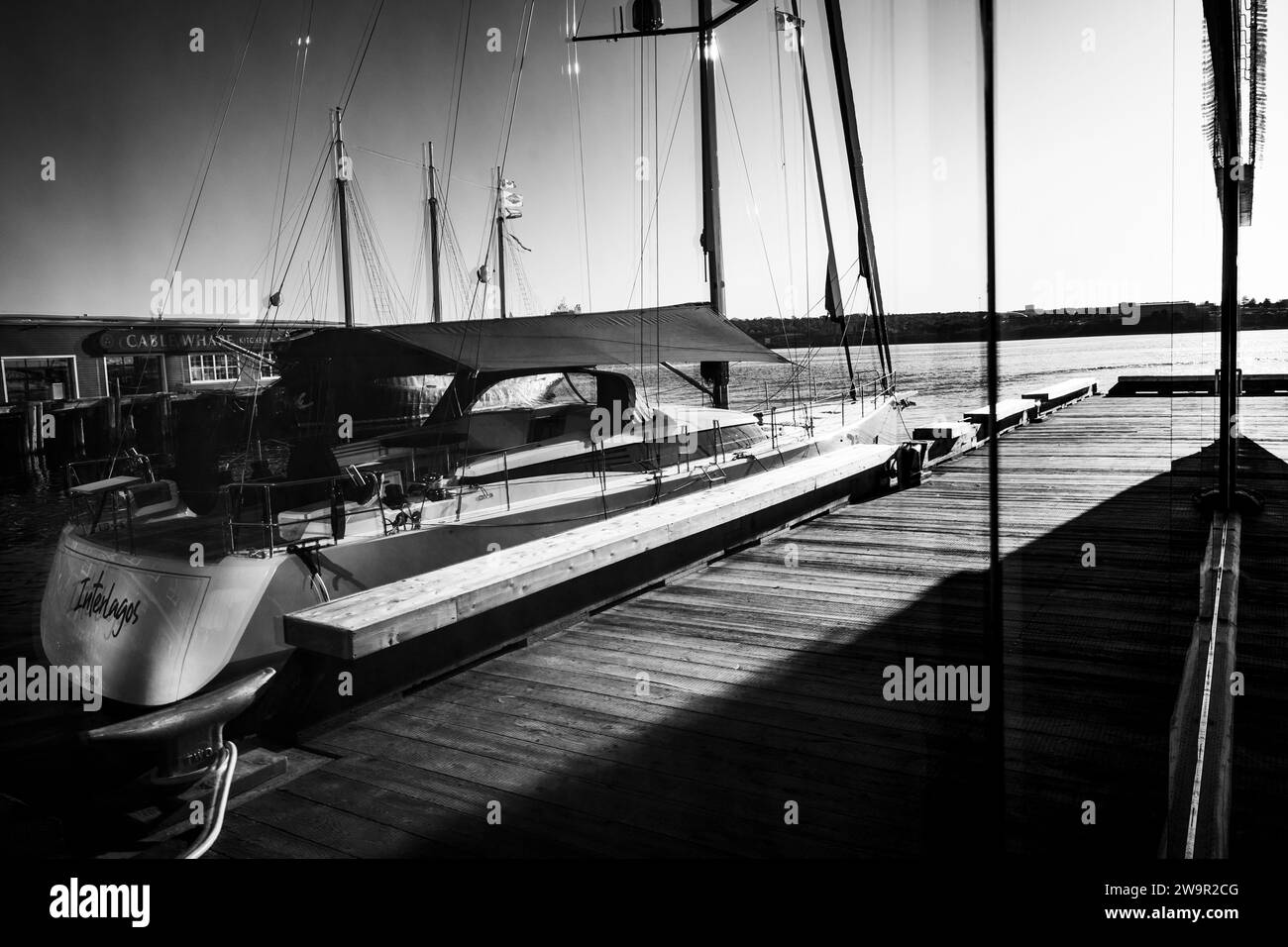 Grande yacht a vela riflesso su una facciata in vetro sul lungomare di Halifax, nuova Scozia. Foto Stock