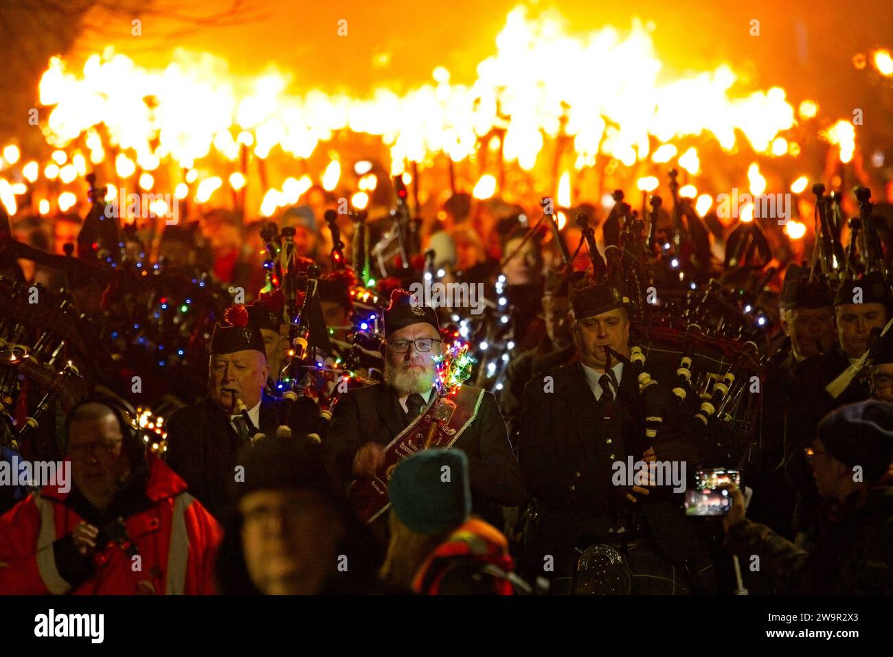 Edimburgo, Scozia. Venerdì 29 dicembre 2023. 20.000 persone partecipano a questo evento sell-out e portano una torcia per illuminare i senzatetto, contribuendo a raccogliere oltre £ 50.000 per progetti Social Bite a Edimburgo e in tutta la Scozia. La processione delle Torchlight attraverso il centro di Edimburgo per la prima volta dal 2019. Crediti: Brian Anderson crediti: Brian Anderson/Alamy Live News Foto Stock