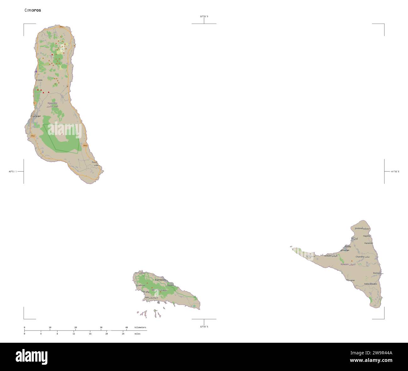 Forma di una mappa topografica in stile standard OSM delle Comore, con scala della distanza e coordinate del bordo della mappa, isolata su bianco Foto Stock