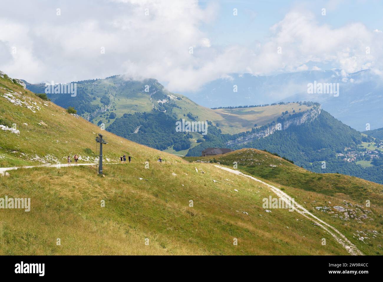 Vista dalla cima del Monte Baldo sul Lago di Garda alla riserva naturale di Malga Bes nel Trentino alto Adige Foto Stock