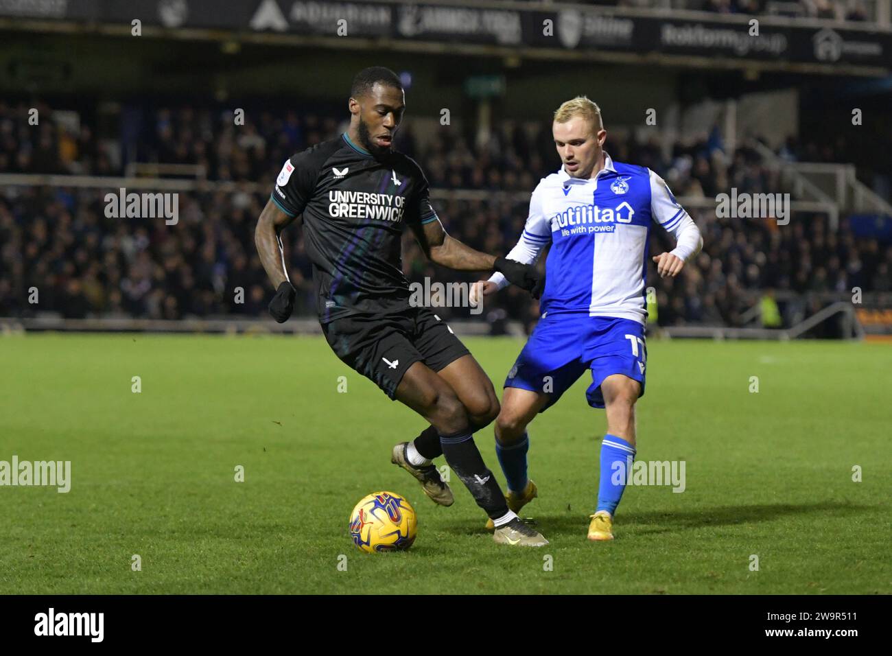 Bristol, Inghilterra. 29 dicembre 2023. Corey Blackett-Taylor del Charlton Athletic e Luke Thomas del Bristol Rovers si scontrano durante il match Sky Bet EFL League One Bristol Rovers e Charlton Athletic. Kyle Andrews/Alamy Live News Foto Stock