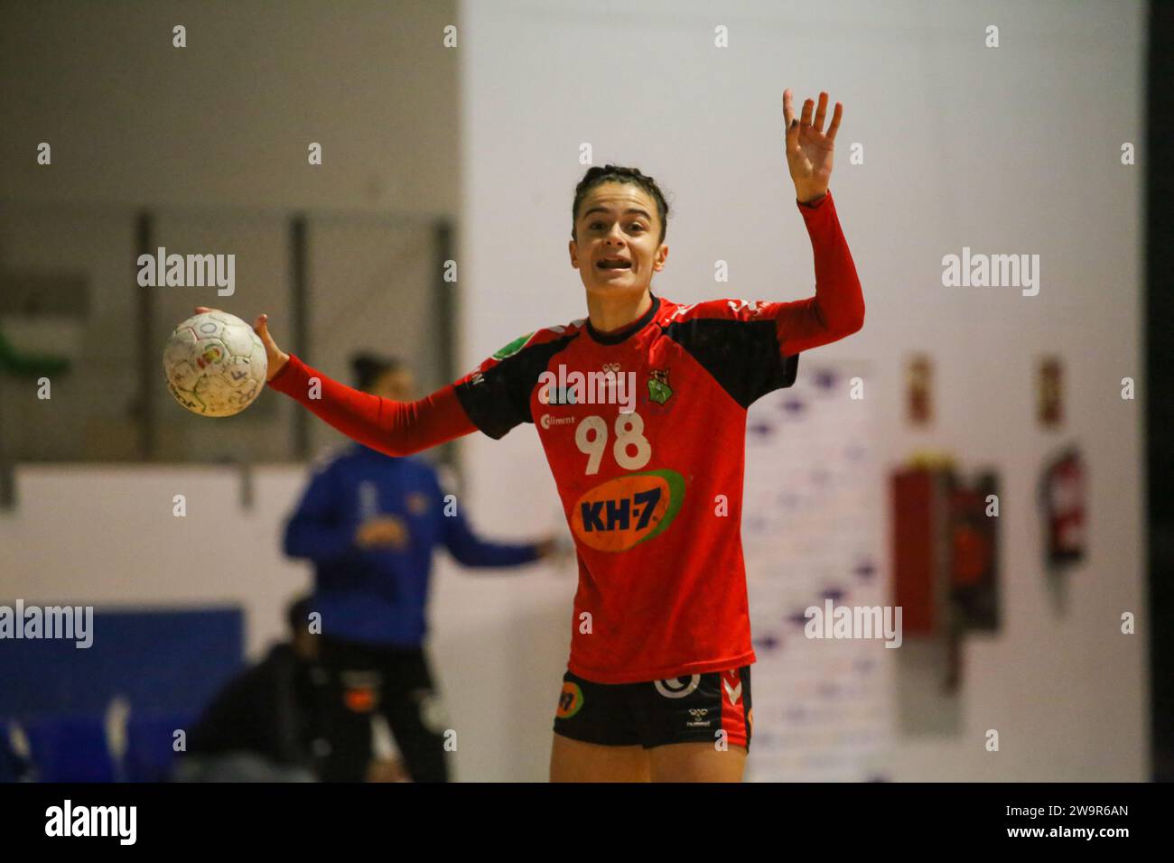 Oviedo, Spagna, 29 dicembre 2023: Il giocatore KH-7 BM. Granoellers, Martina Capdevila (98) con il pallone durante la 13a giornata della Iberdrola Guerreras League tra Lobas Global Atac Oviedo e KH-7 BM. Granollers, il 29 dicembre 2023, al Florida Arena Municipal Sports Center, a Oviedo, Spagna. Credito: Alberto Brevers / Alamy Live News. Foto Stock