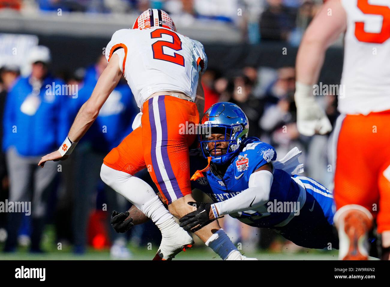 Jacksonville, Florida, USA. 29 dicembre 2023. Il quarterback dei Clemson Tigers Cade Klubnik (2) viene affrontato dal linebacker dei Kentucky Wildcats Grant Godfrey (22) durante il secondo tempo del TaxSlayer Gator Bowl.i Clemson Tigers ospitano i Kentucky Wildcats all'EverBank Field di Jacksonville, Florida. (Immagine di credito: © Richard Dole/ZUMA Press Wire) SOLO USO EDITORIALE! Non per USO commerciale! Foto Stock