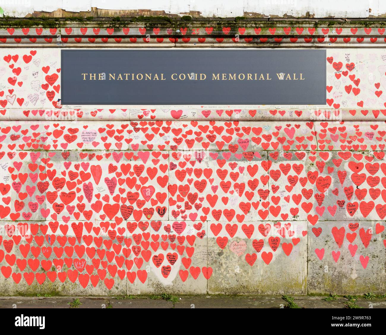 Londra, Regno Unito - 17 marzo 2023; Sign on National Covid Memorial Wall con i nomi in memoria Foto Stock
