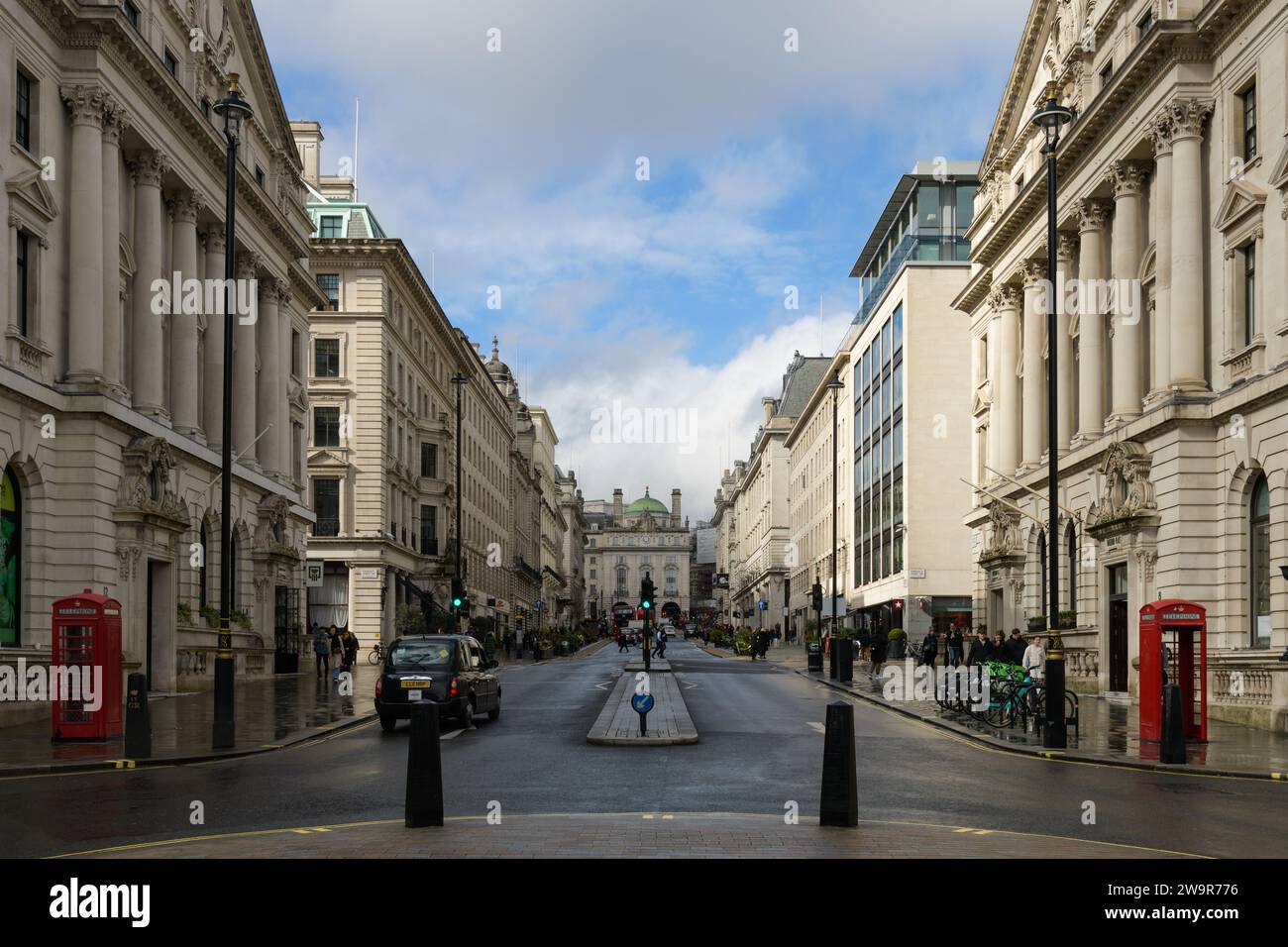 Londra, Regno Unito - 17 marzo 2023; Vista nord lungo Regent Street St James's with Divided Street Foto Stock