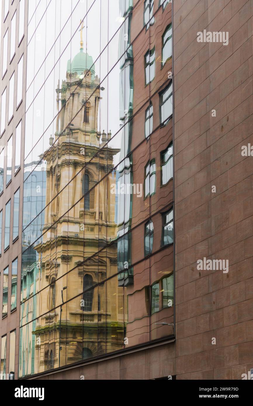 Londra, Regno Unito - 17 marzo 2023; Reflection of City Temple Church in un moderno edificio in vetro Foto Stock