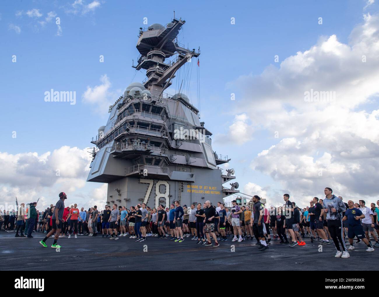 I marinai assegnati alla più grande portaerei del mondo, la USS Gerald R. Ford (CVN 78), si riscaldano per la gara Thanksgiving Turkey Trot 5K, 23 novembre 2023. Il Gerald R. Ford Carrier Strike Group opera attualmente nel Mar Mediterraneo. Gli Stati Uniti mantengono forze schierate in avanti, pronte e posturate per scoraggiare l'aggressione e sostenere la sicurezza e la stabilità in tutto il mondo. (Foto della Marina degli Stati Uniti di Mike DiMestico, Chief Mass Communication Specialist) Foto Stock