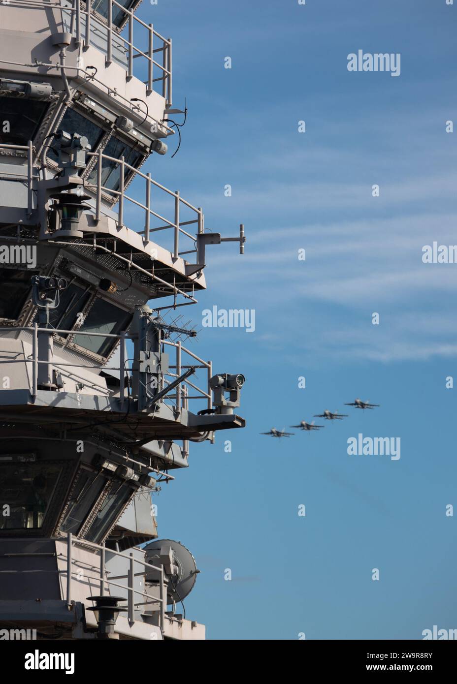 Gli aeromobili assegnati al Carrier Air Wing (CVW) 8 conducono operazioni di volo di routine dalla worldÕs più grande portaerei USS Gerald R. Ford (CVN 78), 11 dicembre 2023. Il Gerald R. Ford Carrier Strike Group opera attualmente nel Mar Mediterraneo. Gli Stati Uniti mantengono forze schierate, pronte e in posizione per scoraggiare l'aggressione e sostenere la sicurezza e la stabilità in tutto il mondo. (Foto della Marina degli Stati Uniti di Mass Communication Specialist 2nd Class Nolan Pennington) Foto Stock