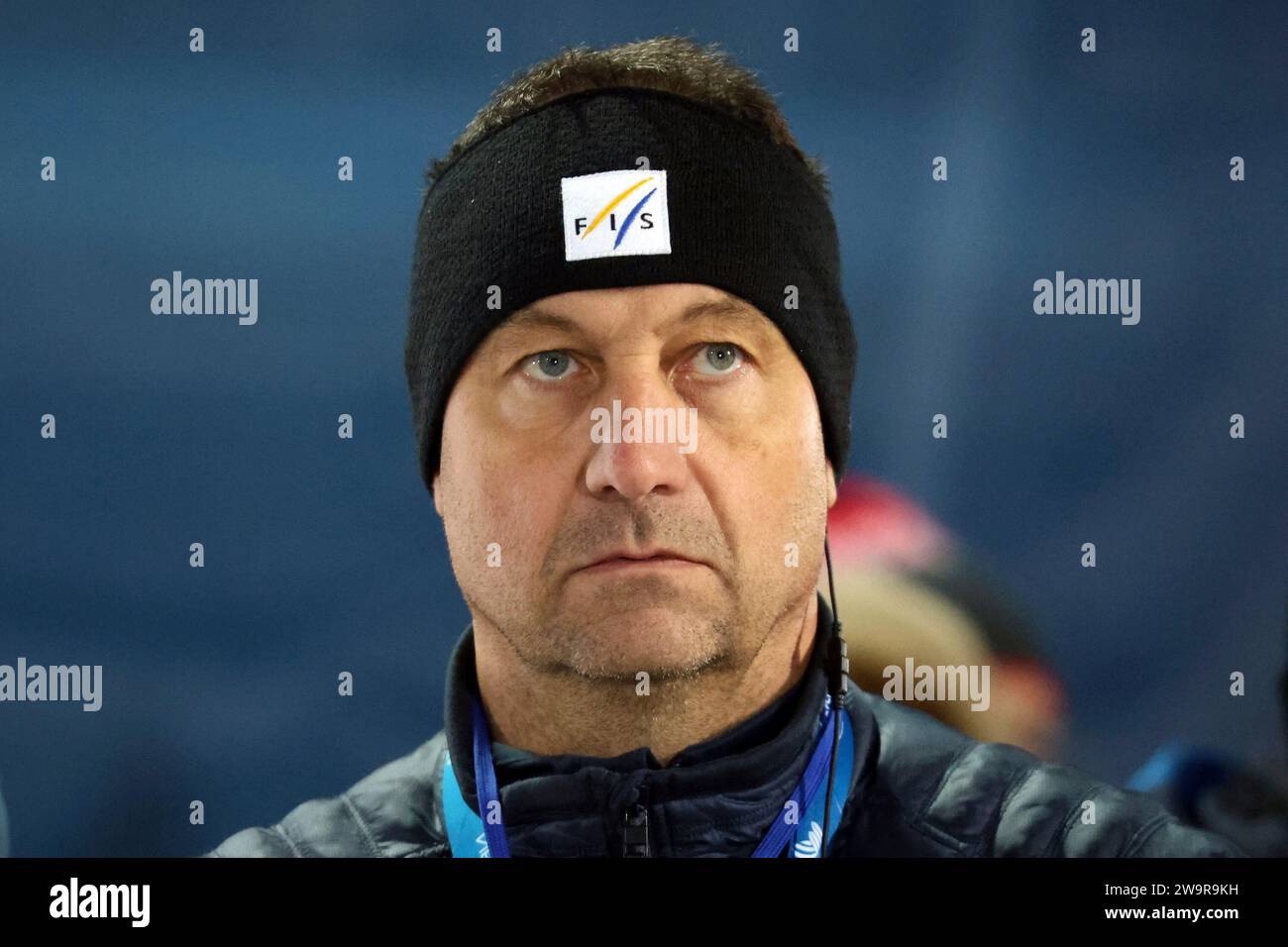 Oberstdorf, Deutschland. 28 dicembre 2023. Sandro Pertile (FIS-Race-Direktor) beim Auftaktspringen der 72. Vierschanzentournee Oberstdorf Credit: dpa/Alamy Live News Foto Stock