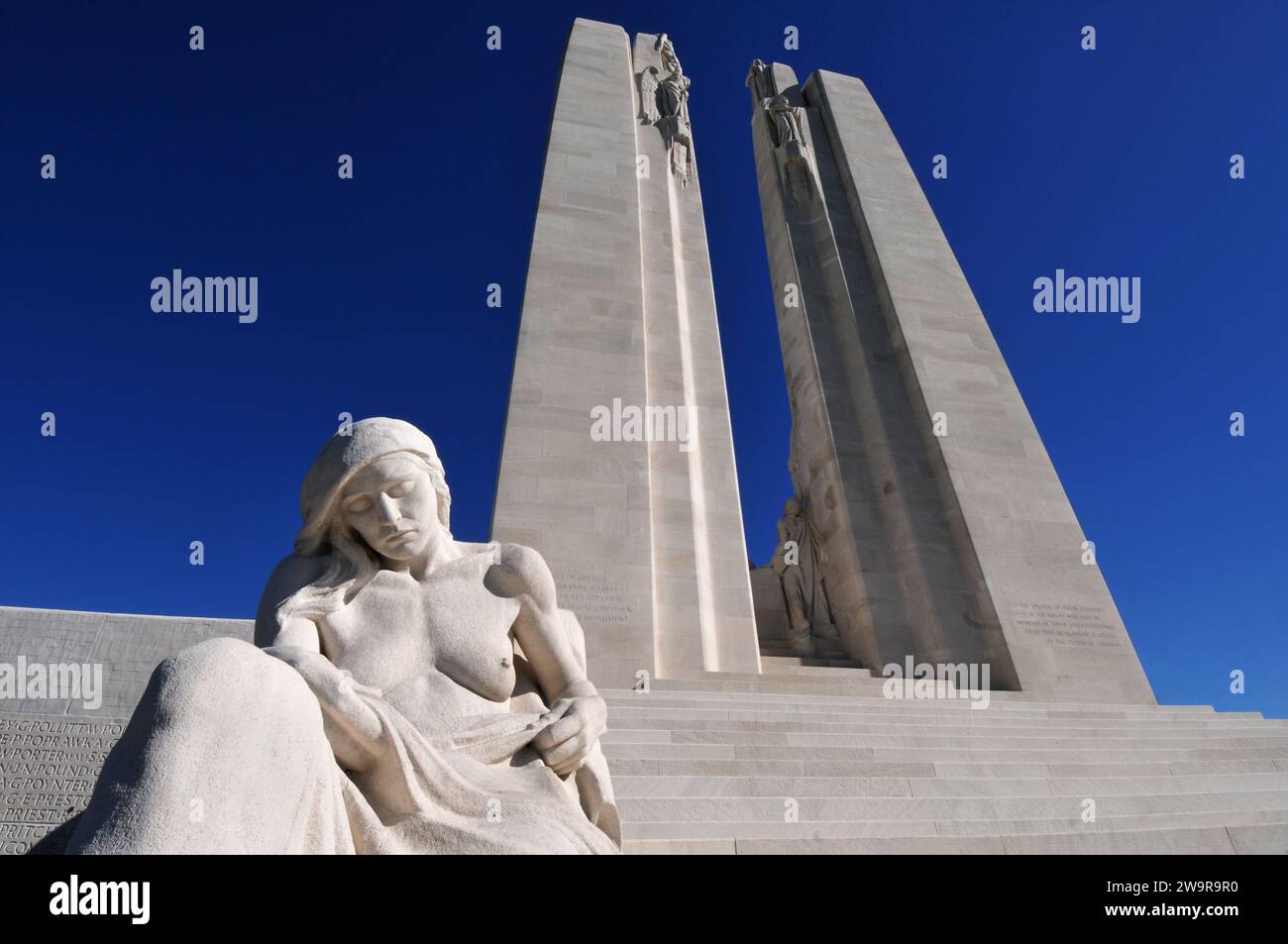 Una scultura di una donna in lutto alla base del Canadian National Vimy Memorial in Francia. Progettato da Walter S. Allward, è stato inaugurato nel 1936. Foto Stock