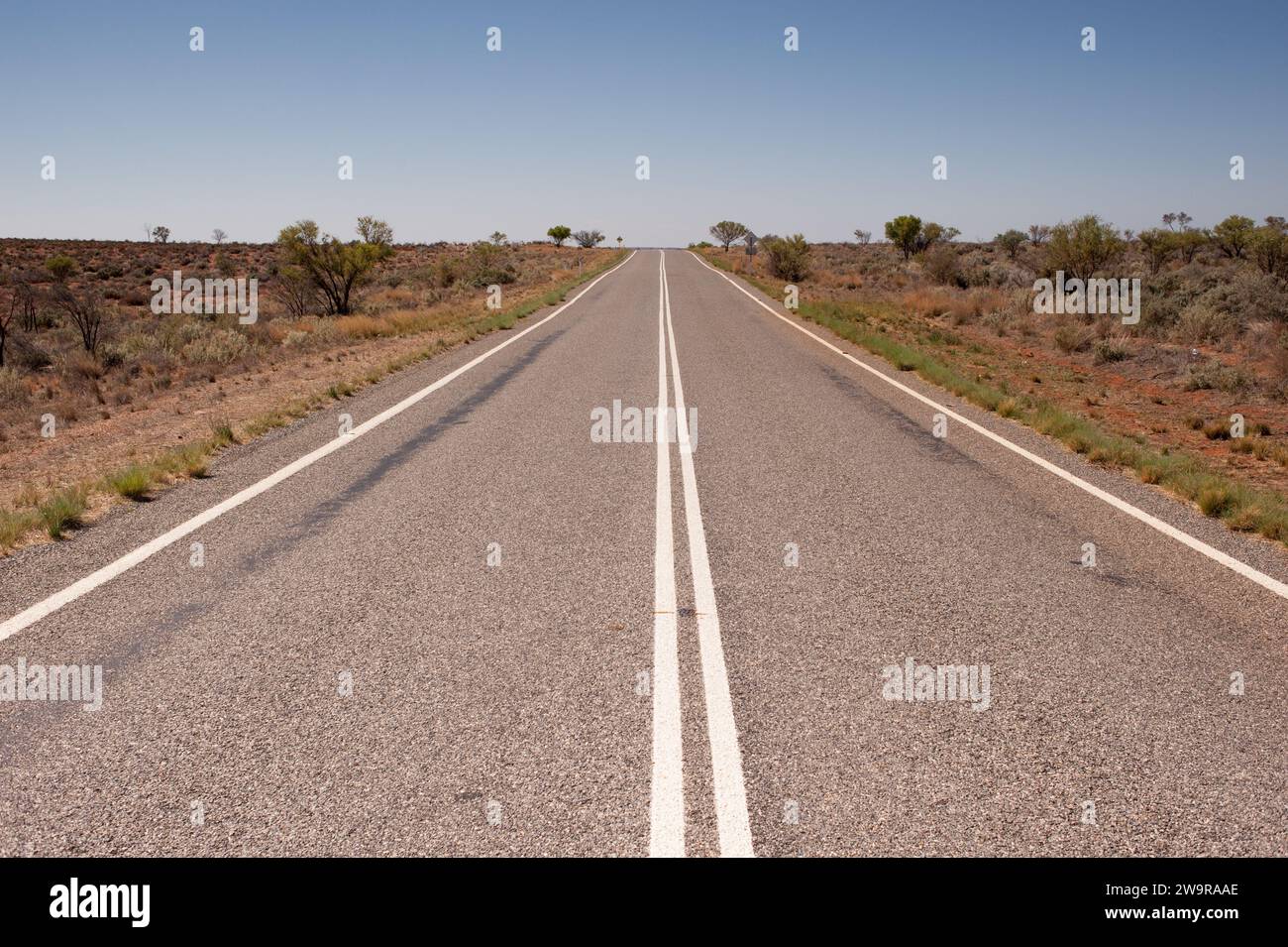 Autostrada che attraversa l'Australian Outback, vicino a Broken Hill, New South Wales. Foto Stock