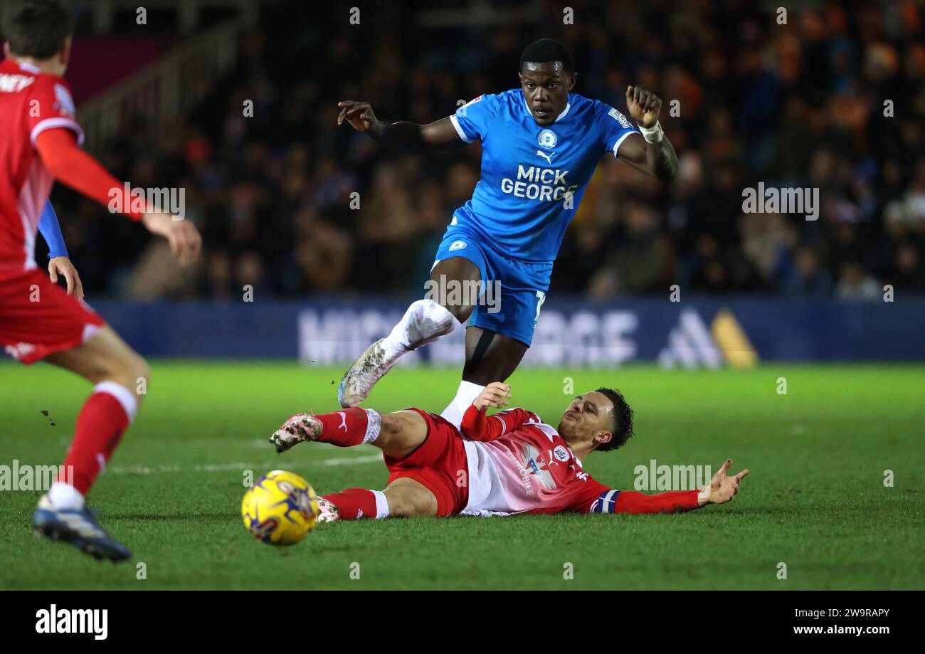 Peterborough, Regno Unito. 29 dicembre 2023. Ephron Mason-Clark (PU) Jordan Williams (B) al Peterborough United contro Barnsley EFL League One match, al Weston Homes Stadium, Peterborough, Cambridgeshire, il 29 dicembre 2023. Credito: Paul Marriott/Alamy Live News Foto Stock