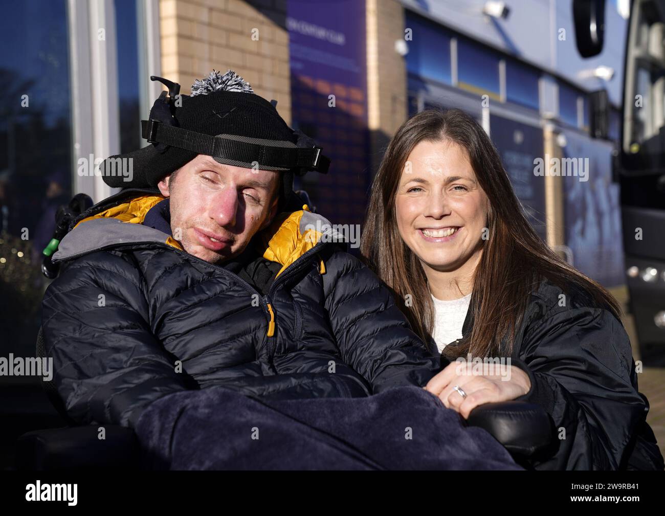 Foto del file datata 01/12/23 di Rob Burrow e della moglie Lindsey Burrow durante il primo giorno del 7 in 7 Challenge da Headingley alla York Minster. Rob Burrow è stato nominato CBE (Comandante dell'ordine dell'Impero britannico) nella lista New Year Honours, per i servizi alla consapevolezza della malattia di Motor Neurone. Data di emissione: Venerdì 29 dicembre 2023. Foto Stock