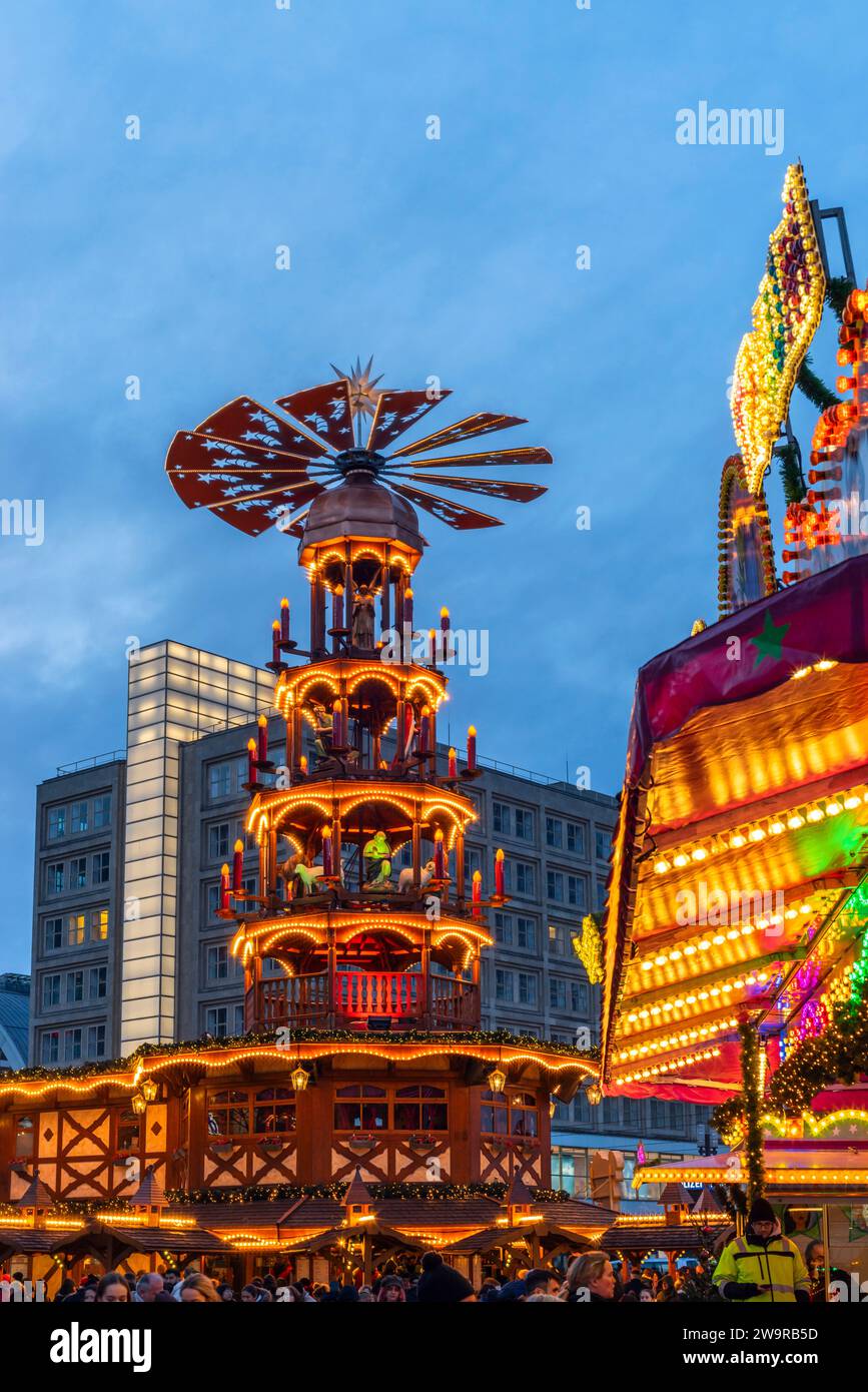 Weihnachtspyramide illuminata - piramide di Natale al mercatino di Natale di Alexanderplatz nel quartiere Mitte di Berlino, Berlino, Germania Foto Stock