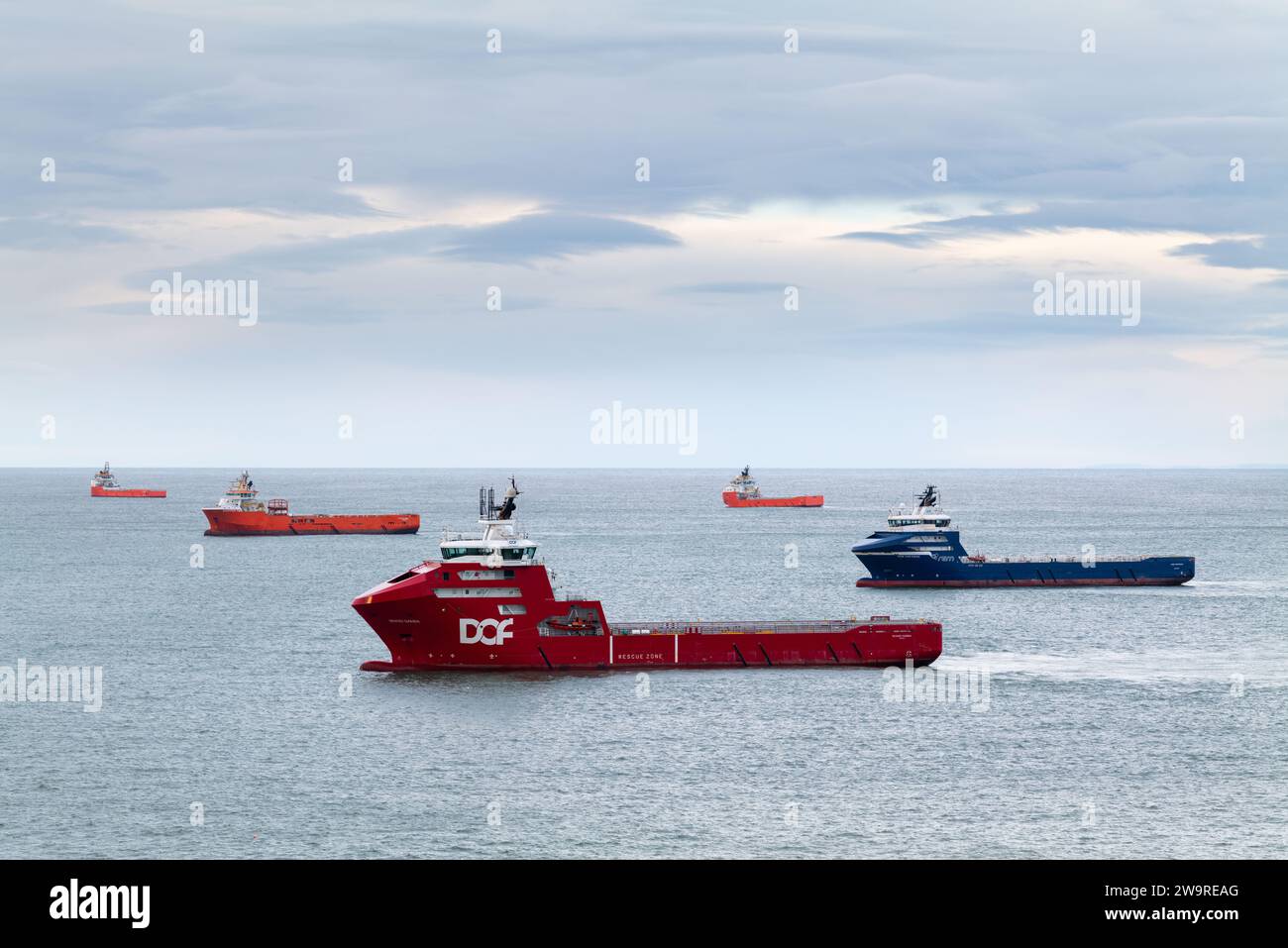 28 dicembre 2023. Gamrie Bay a Gardenstown e Crovie, Aberdeenshire, Scozia. Questo è un raduno di navi Offshore Supply ancorate a Gamrie Bay Foto Stock