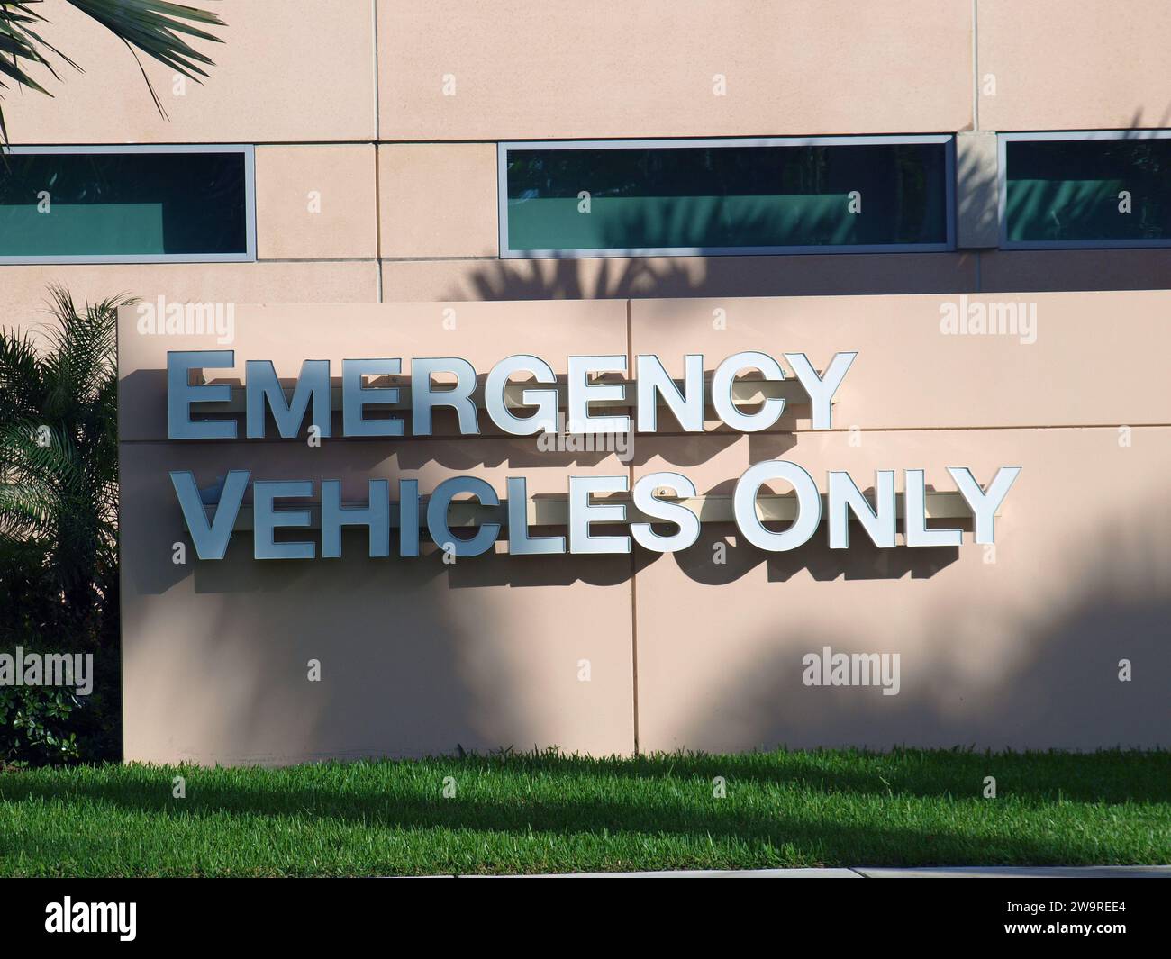 Miami, Florida, Stati Uniti - 29 dicembre 2023: Area di accesso per veicoli di emergenza nel Baptist West Kendall Hospital. Foto Stock