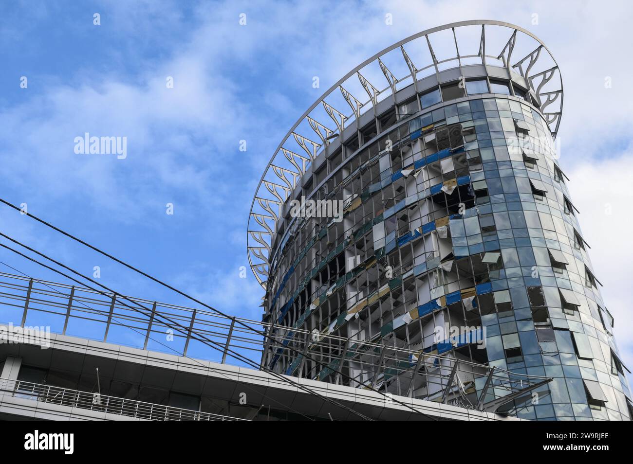 Kiev, Ucraina. 29 dicembre 2023. L'edificio del business center è stato distrutto dall'ondata di bombardamenti russi. Dopo l'attacco russo a Kiev stamattina, 7 persone sono morte. Credito: SOPA Images Limited/Alamy Live News Foto Stock