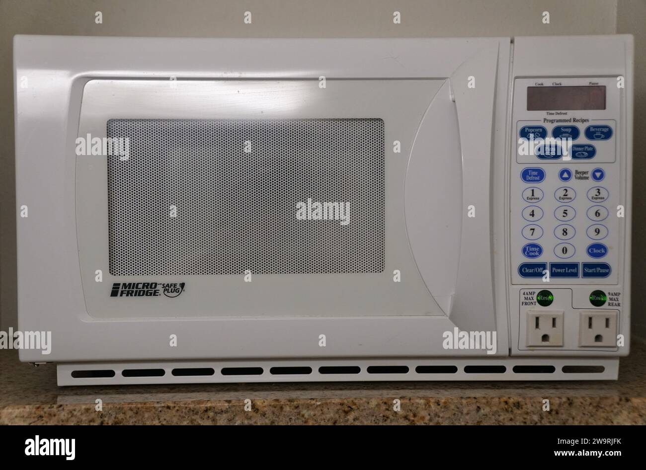 Melbourne, Florida, Stati Uniti - 14 novembre 2023 - il colore bianco del forno a microonde a marchio Micro-frigorifero con due prese elettriche Foto Stock