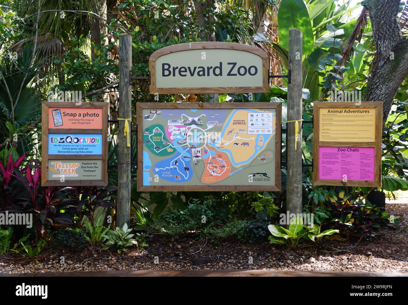 Melbourne, Florida, U.S.A - 14 novembre 2023 - la colorata mappa all'aperto e informazioni allo zoo di Brevard Foto Stock