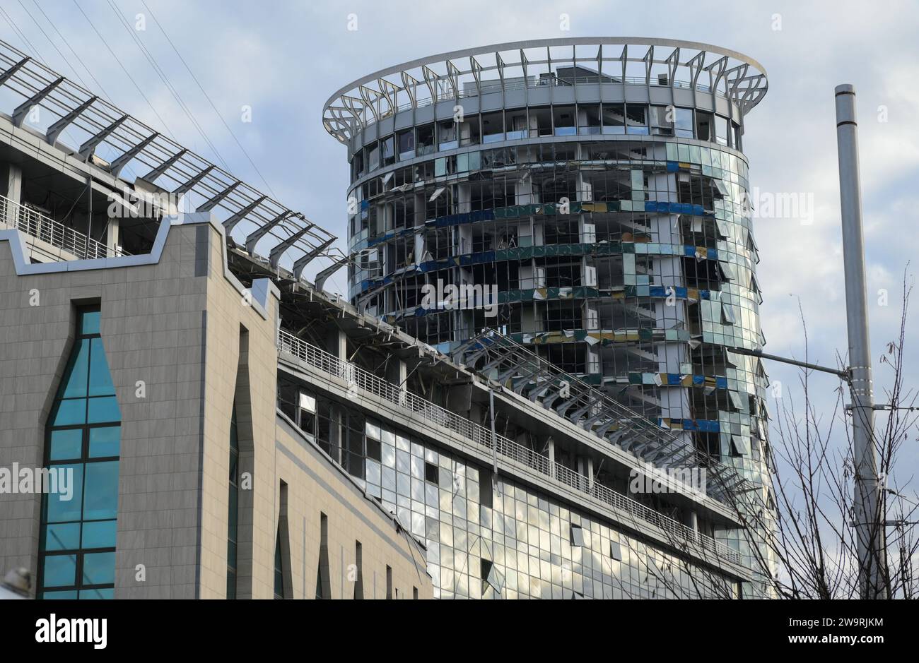 Kiev, Ucraina. 29 dicembre 2023. L'edificio del business center è stato distrutto dall'ondata di bombardamenti russi. Dopo l'attacco russo a Kiev stamattina, 7 persone sono morte. (Foto di Maksym Polishchuk/SOPA Images/Sipa USA) credito: SIPA USA/Alamy Live News Foto Stock