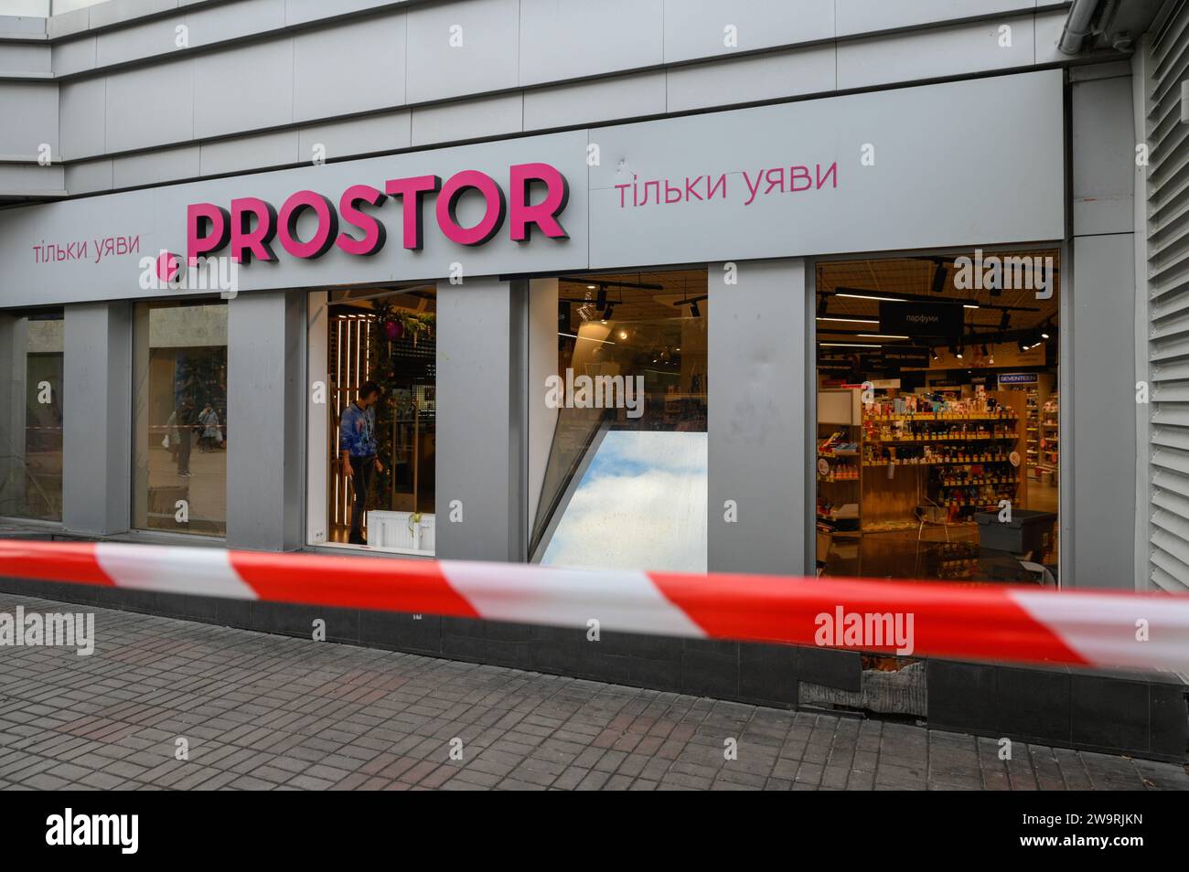 Kiev, Ucraina. 29 dicembre 2023. Vetrine viste danneggiate dall'impatto dell'ondata di esplosione causata dai bombardamenti russi. Dopo l'attacco russo a Kiev stamattina, 7 persone sono morte. (Foto di Maksym Polishchuk/SOPA Images/Sipa USA) credito: SIPA USA/Alamy Live News Foto Stock