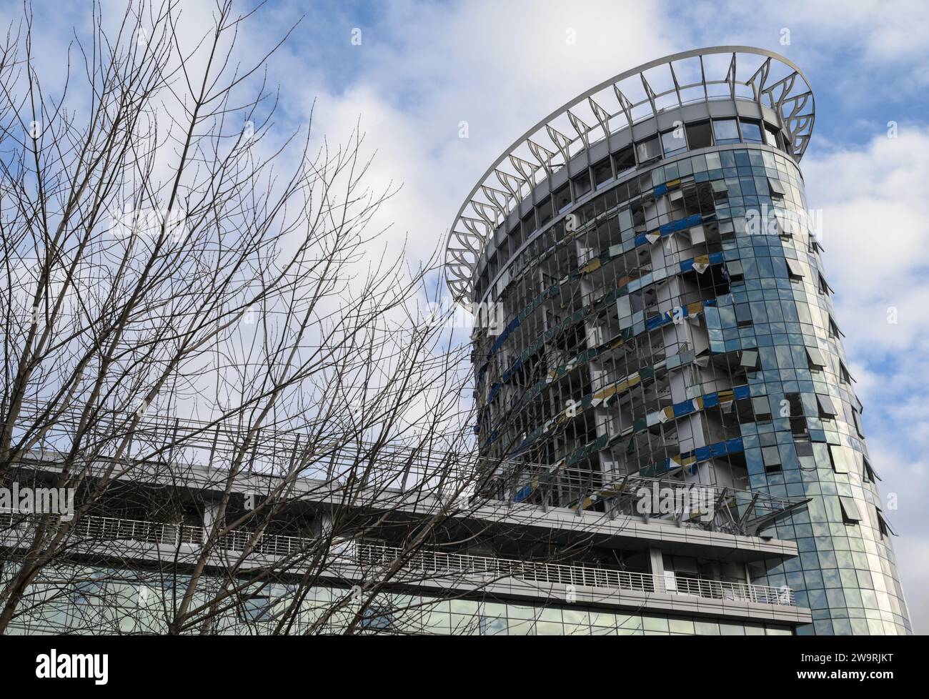 Kiev, Ucraina. 29 dicembre 2023. L'edificio del business center è stato distrutto dall'ondata di bombardamenti russi. Dopo l'attacco russo a Kiev stamattina, 7 persone sono morte. (Foto di Maksym Polishchuk/SOPA Images/Sipa USA) credito: SIPA USA/Alamy Live News Foto Stock