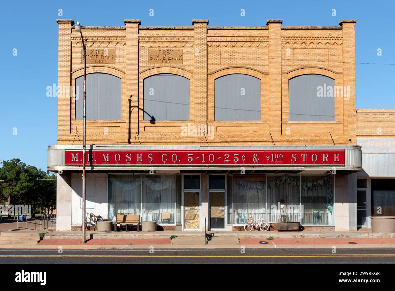 M.E. Moses Building, un negozio di cinque centesimi, chiuso per affari, Paducah, Cottle County, Texas, Stati Uniti. Foto Stock