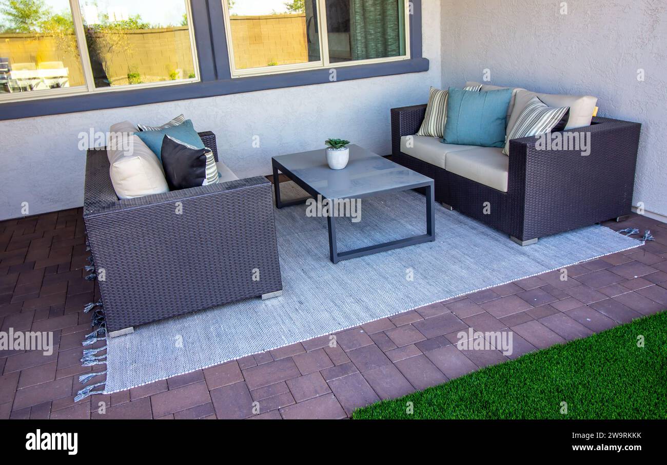 Patio posteriore con divani in vimini Foto Stock